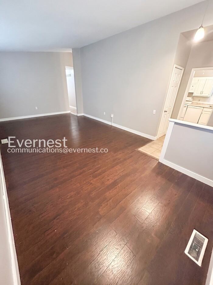 560 Jamaica Pl - Photo 7 of 26