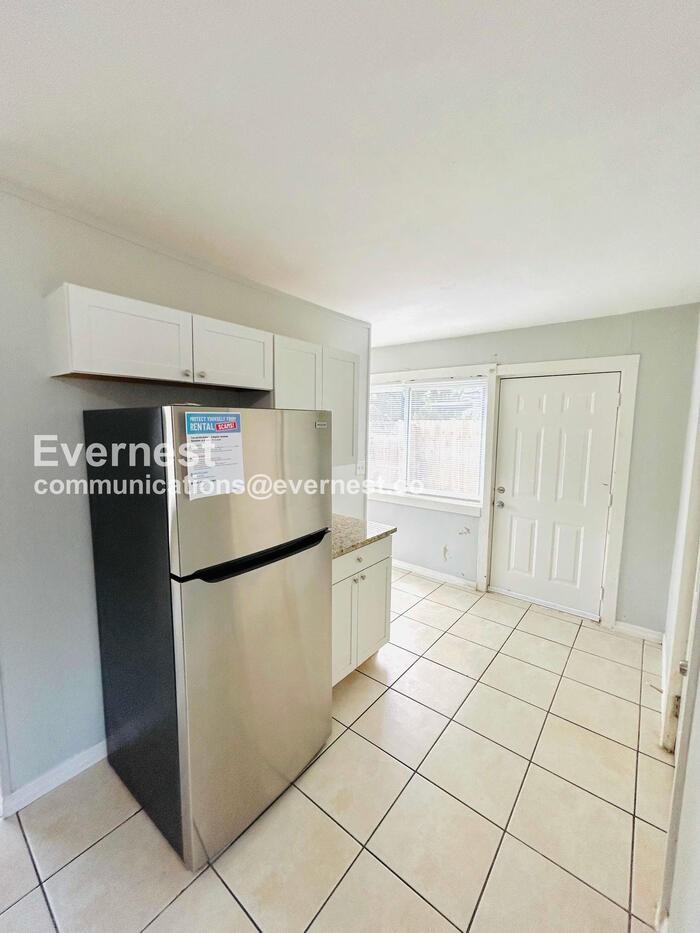 3019 W Meadow St - Photo 5 of 26