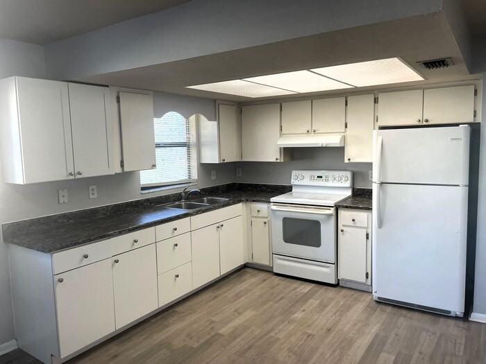 610 Se 10th St #A - Photo 2 of 8