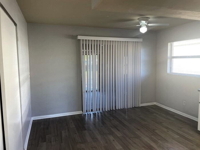 610 Se 10th St #A - Photo 3 of 8