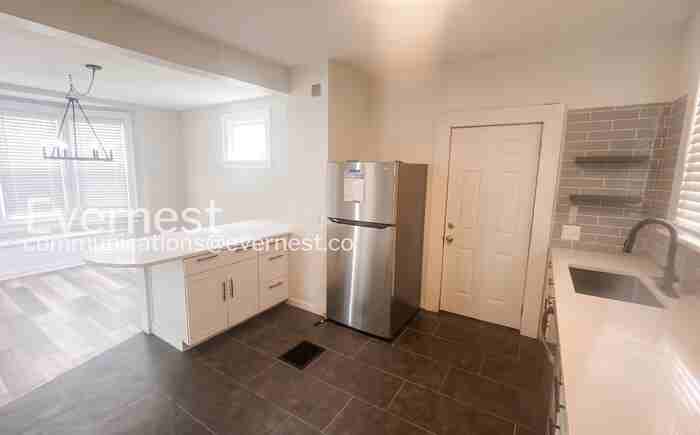 1681 Manchester Ave - Photo 4 of 25