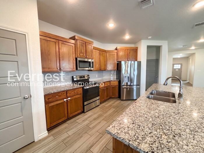 2204 Hornbeam St - Photo 3 of 20