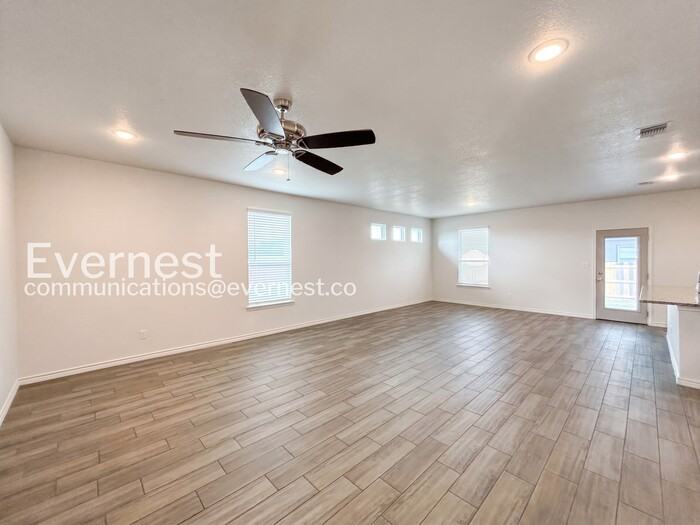 2204 Hornbeam St - Photo 4 of 20