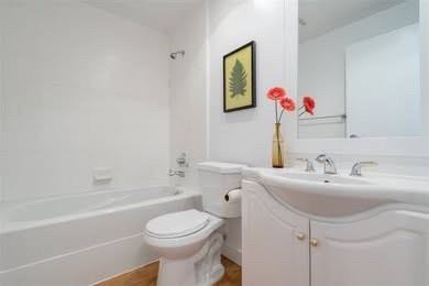 1238 Burrard St - Photo 4 of 4