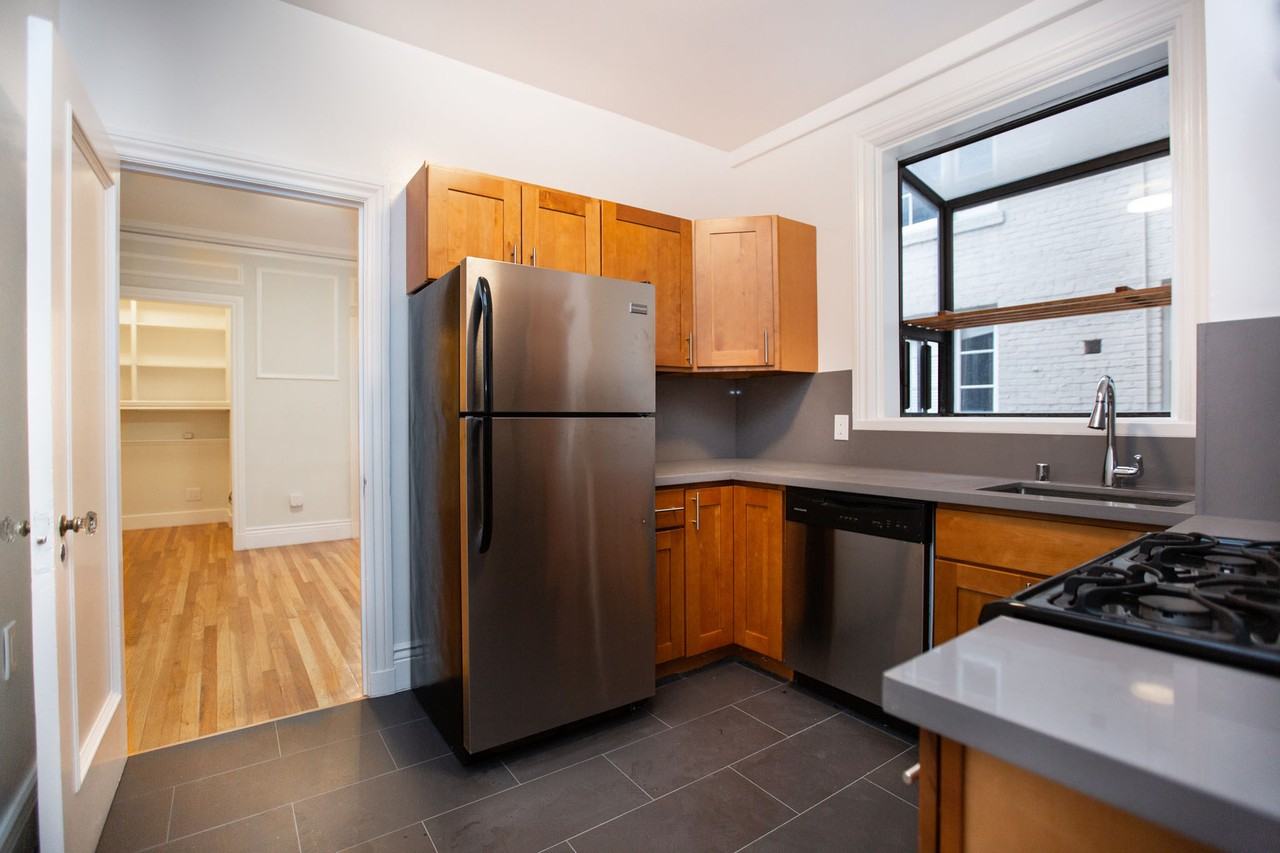 655 Powell - Photo 4 of 31