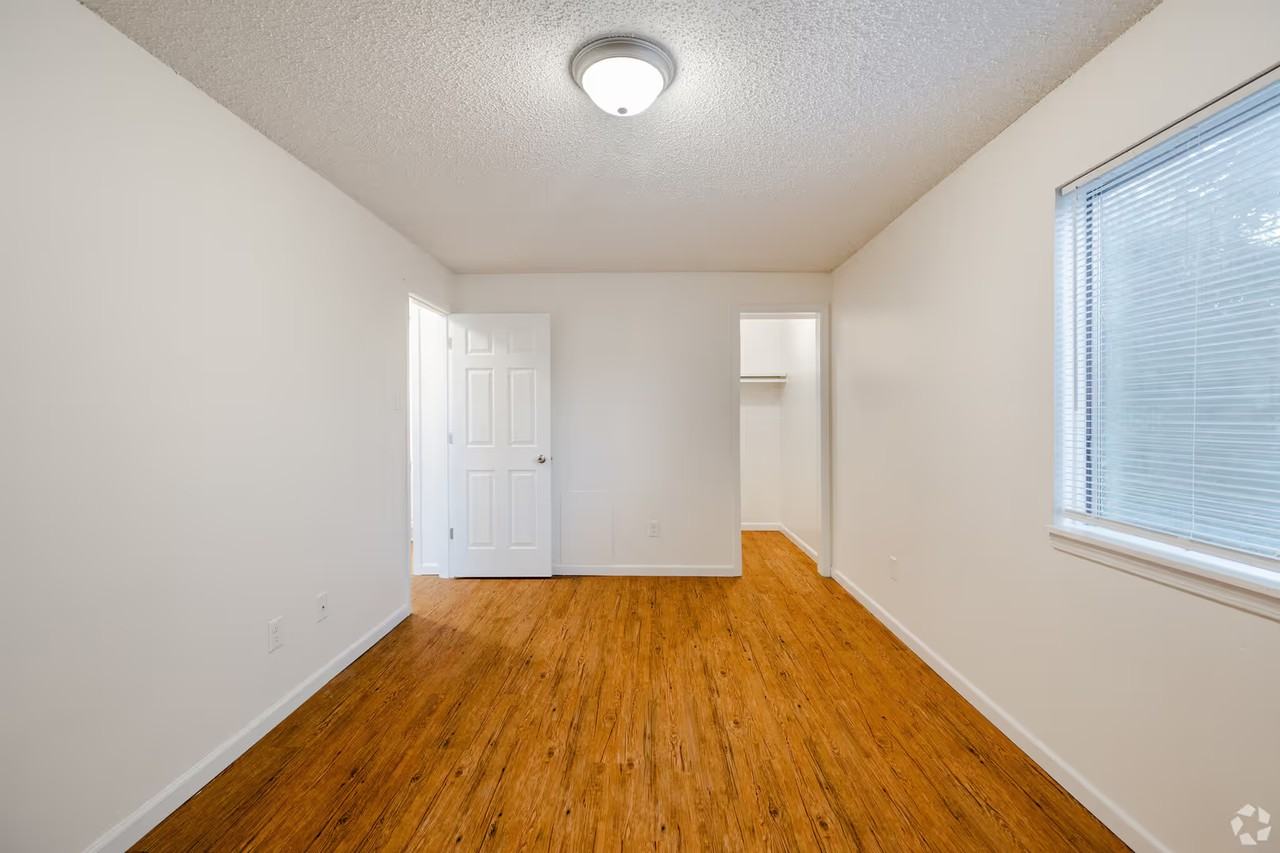 Super cute and Spacious Two - Photo 3 of 23