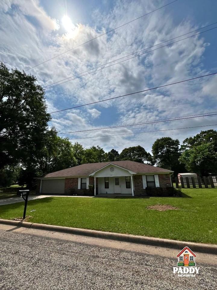 602 Redbud Ln - Photo 3 of 11