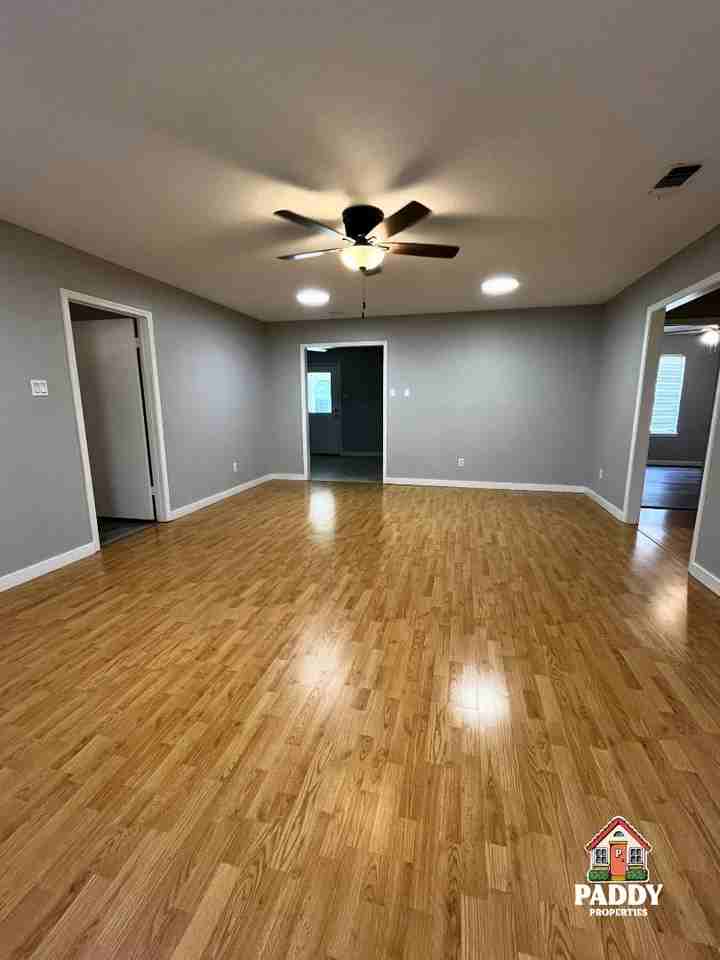 602 Redbud Ln - Photo 4 of 11