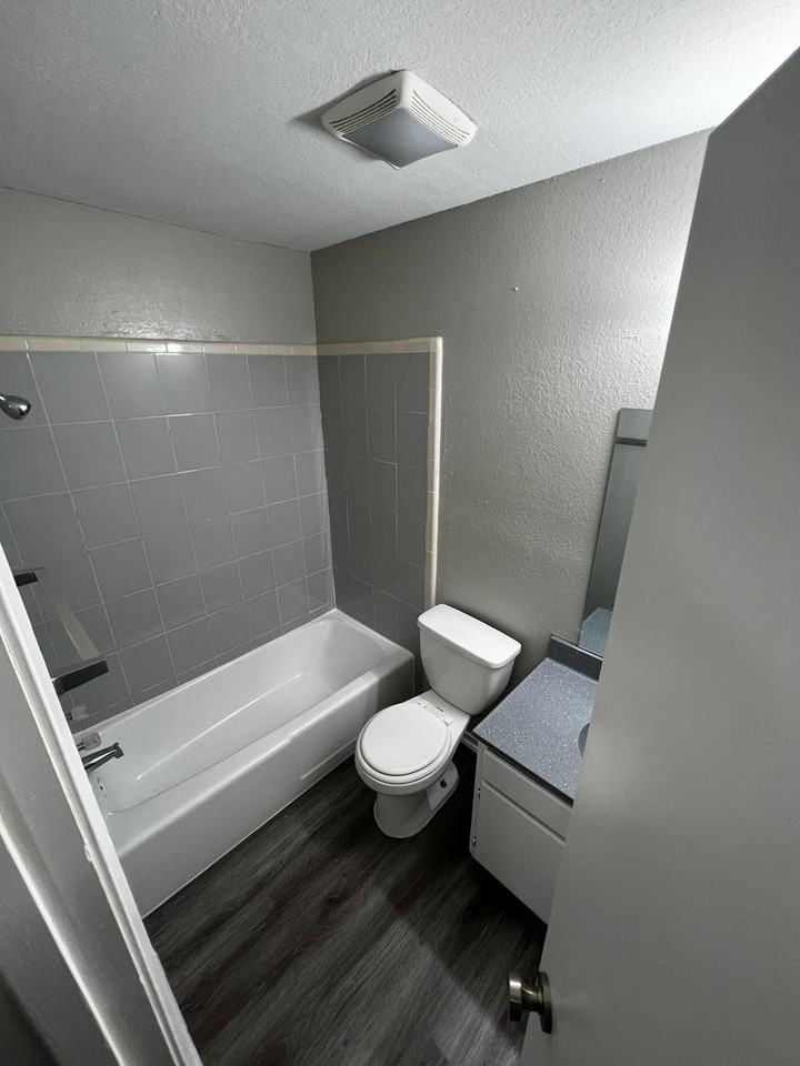 2713 N 30th St #2709B4 - Photo 2 of 8