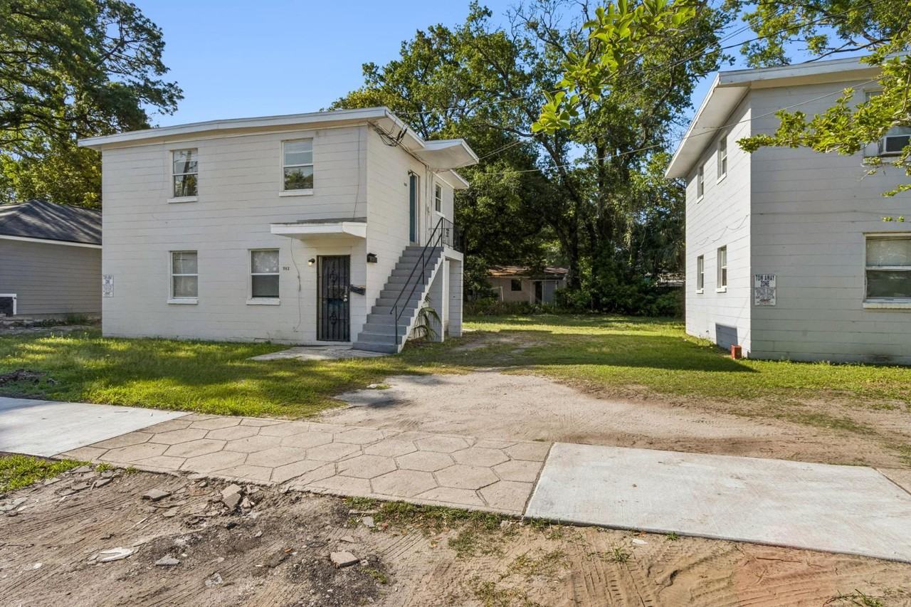 1104 W 29th St - Photo 2 of 15