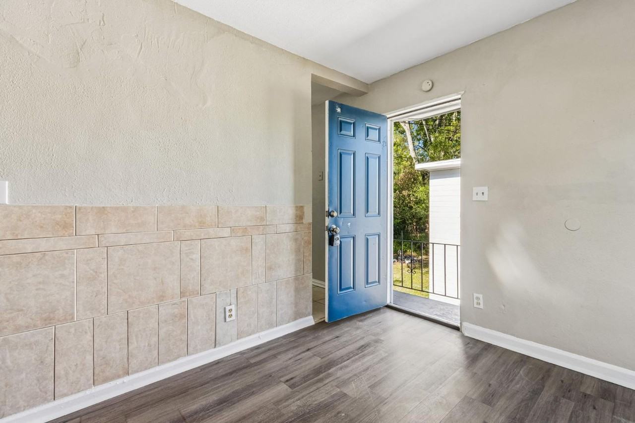 1104 W 29th St - Photo 3 of 15