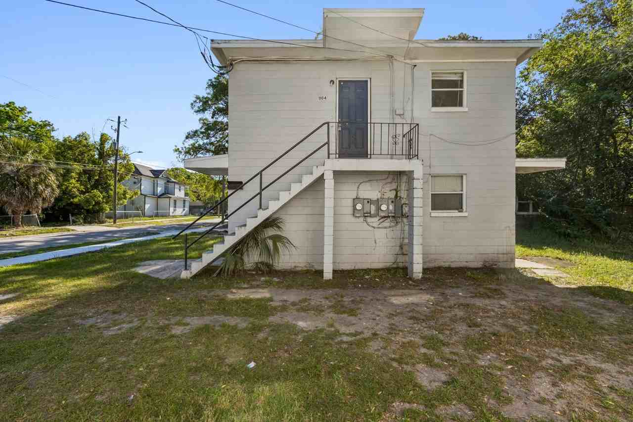 1104 W 29th St - Photo 4 of 15
