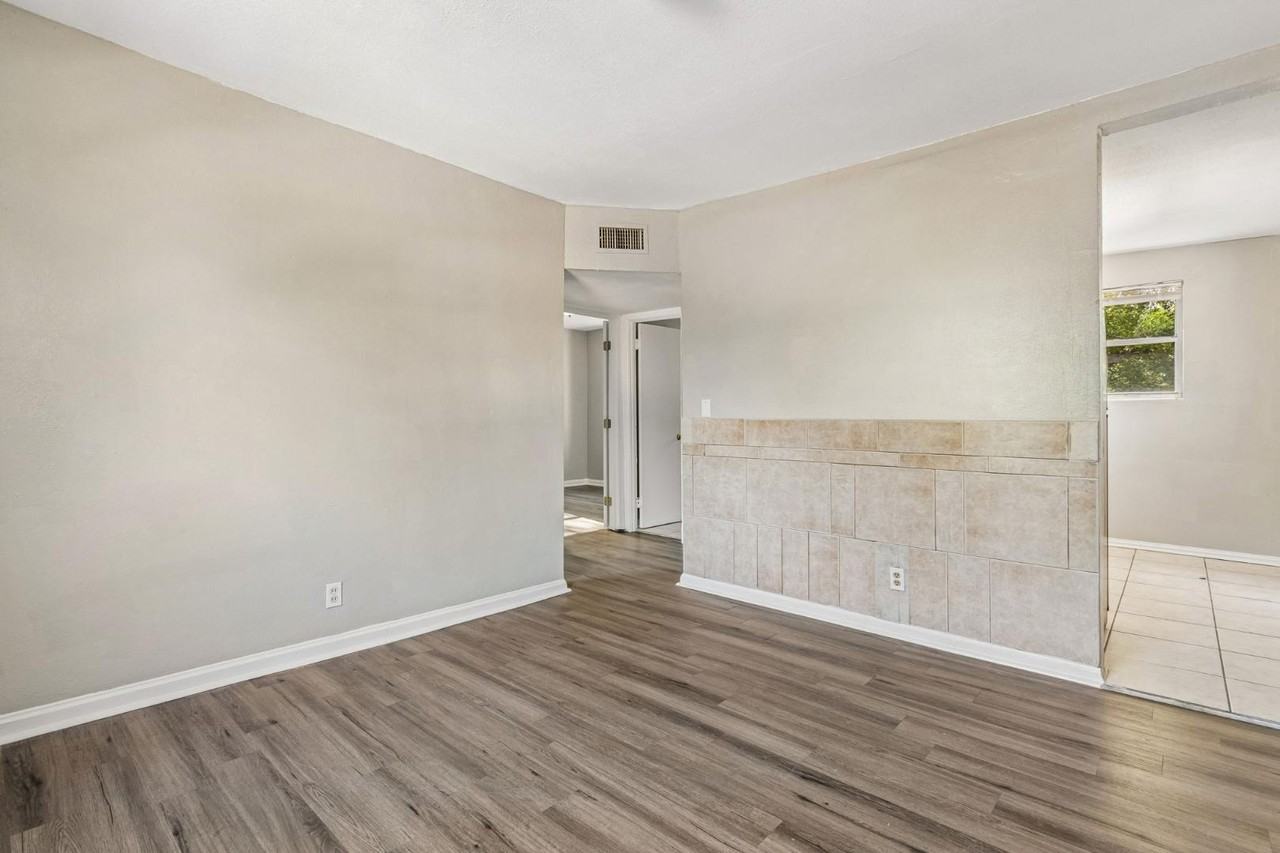 1104 W 29th St - Photo 5 of 15