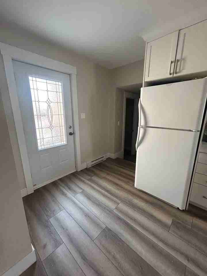 117 Elmwood Dr #2MAINLEVEL - Photo 2 of 11