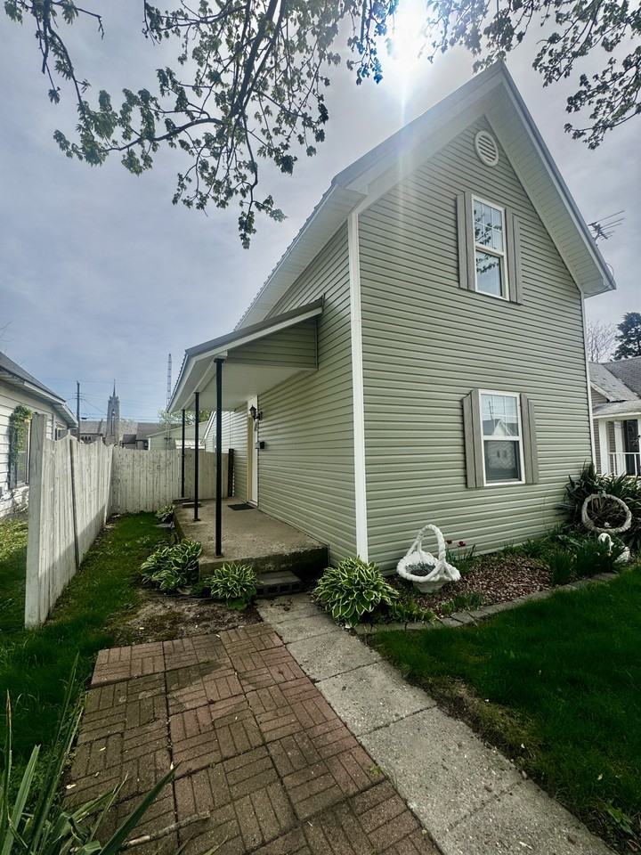 904 S Bell St #1 - Photo 2 of 11