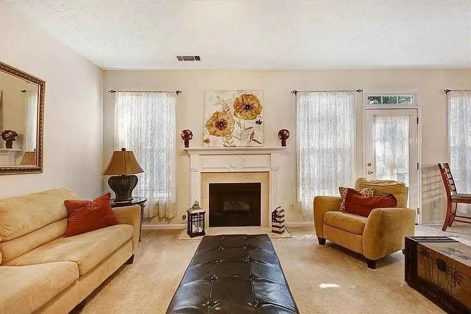3032 Kentmere Dr #1 - Photo 3 of 6
