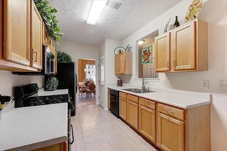 3032 Kentmere Dr #1 - Photo 4 of 6
