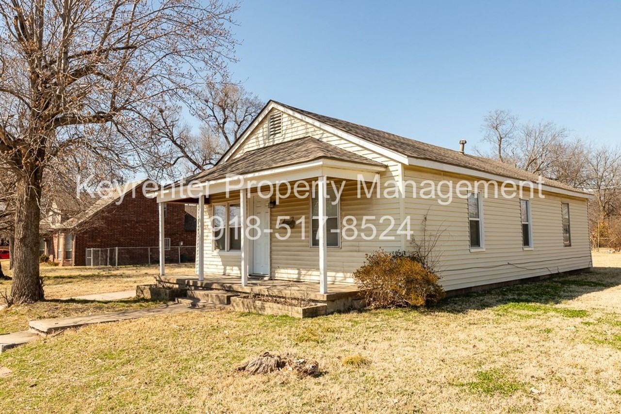715 E Queen Pl - Photo 3 of 39