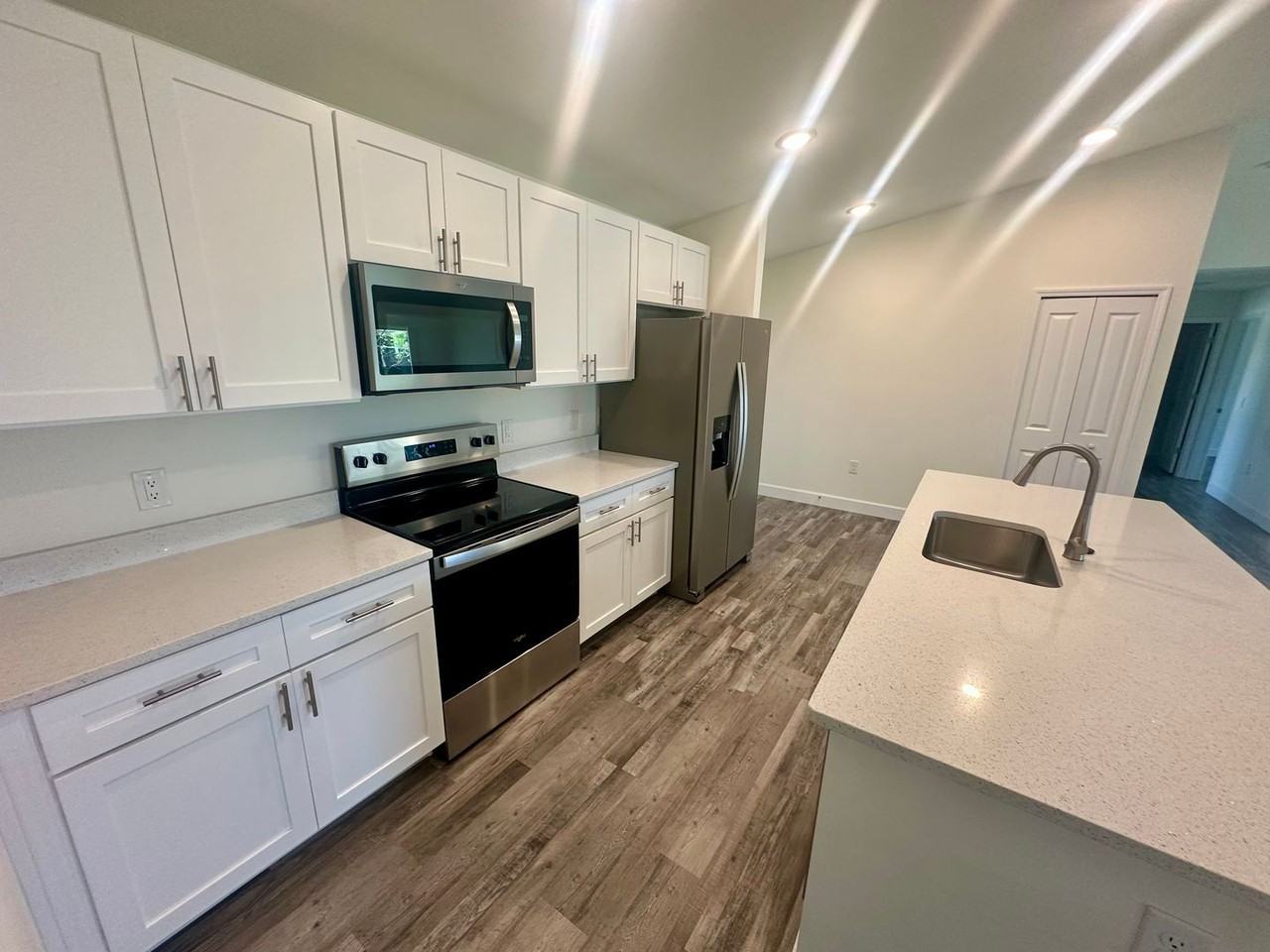 1356 Nw 14th Ave - Photo 4 of 13