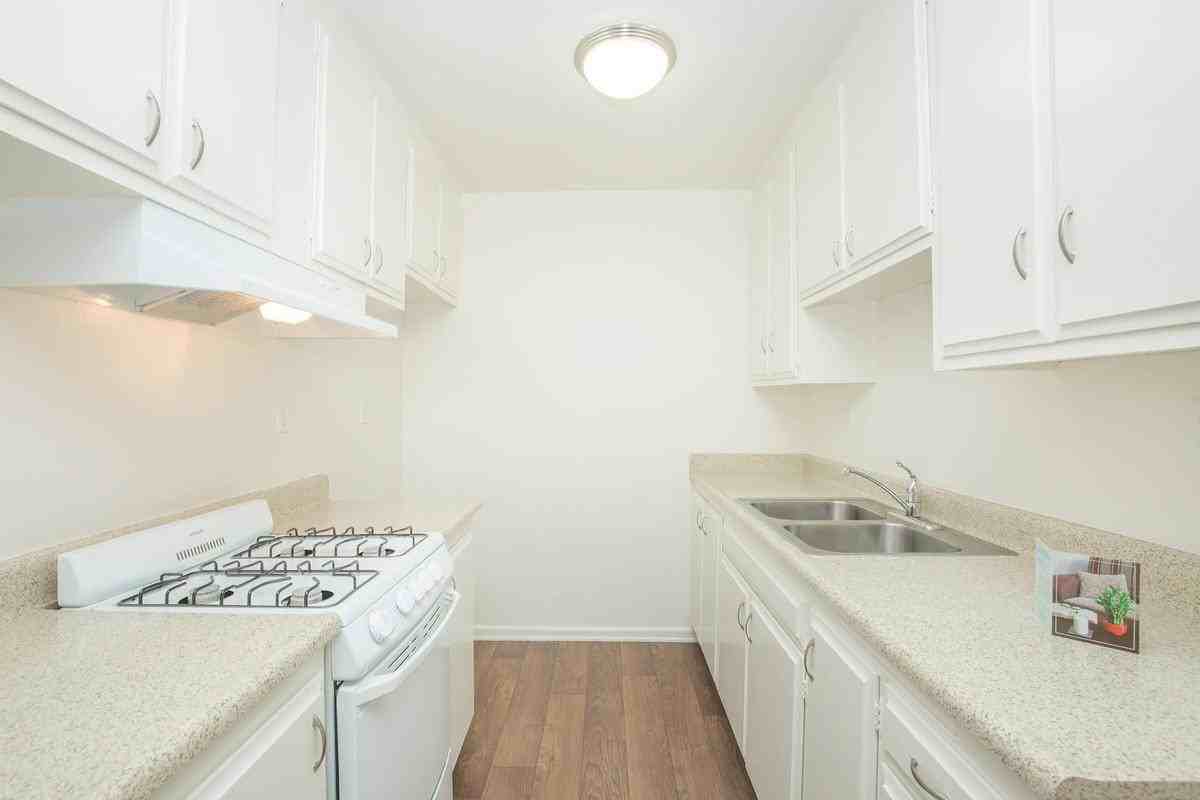 401 Atlanta Ave - Photo 2 of 7