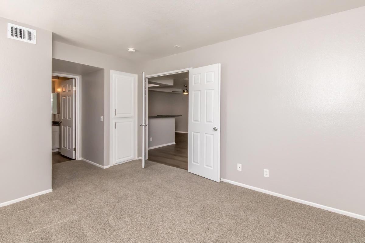 3800 W Devonshire Ave - Photo 4 of 50
