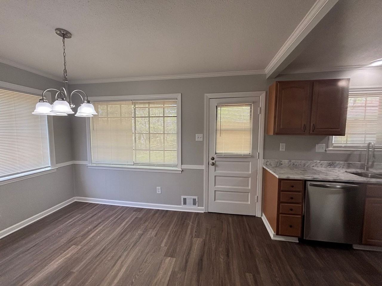 8280 Chippingham Dr - Photo 5 of 21