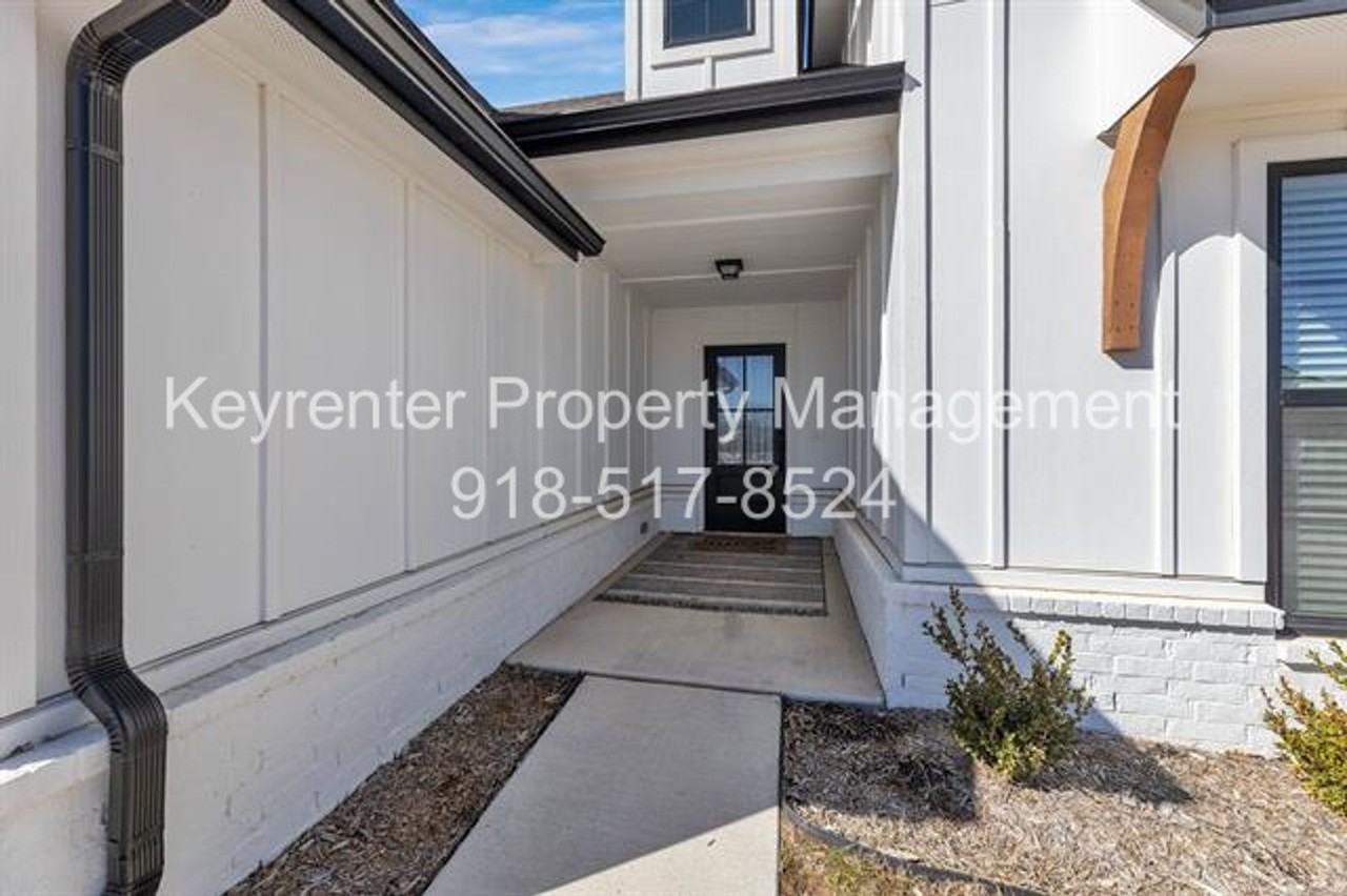 7104 S Kalanchoe Ave - Photo 3 of 38