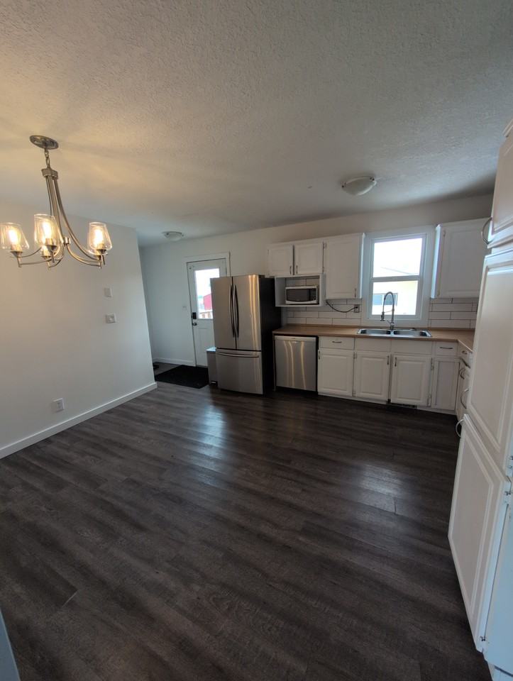 8307 98 Ave - Photo 2 of 10