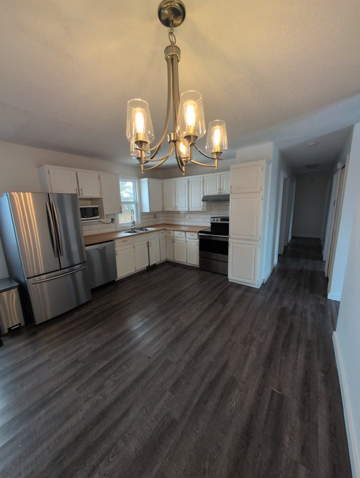 8307 98 Ave - Photo 3 of 10