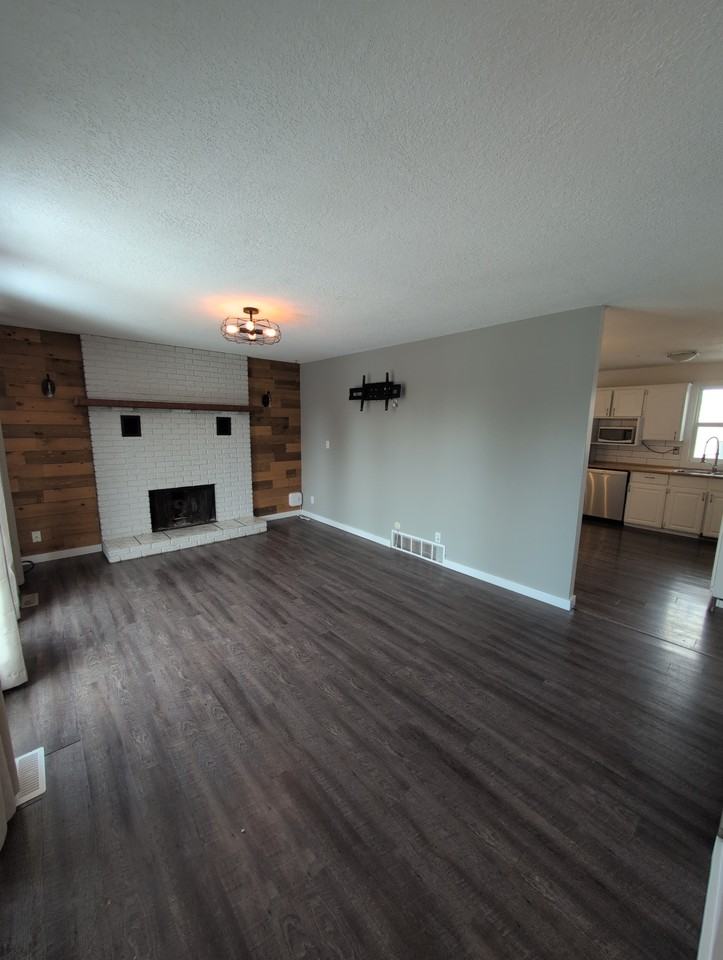 8307 98 Ave - Photo 4 of 10