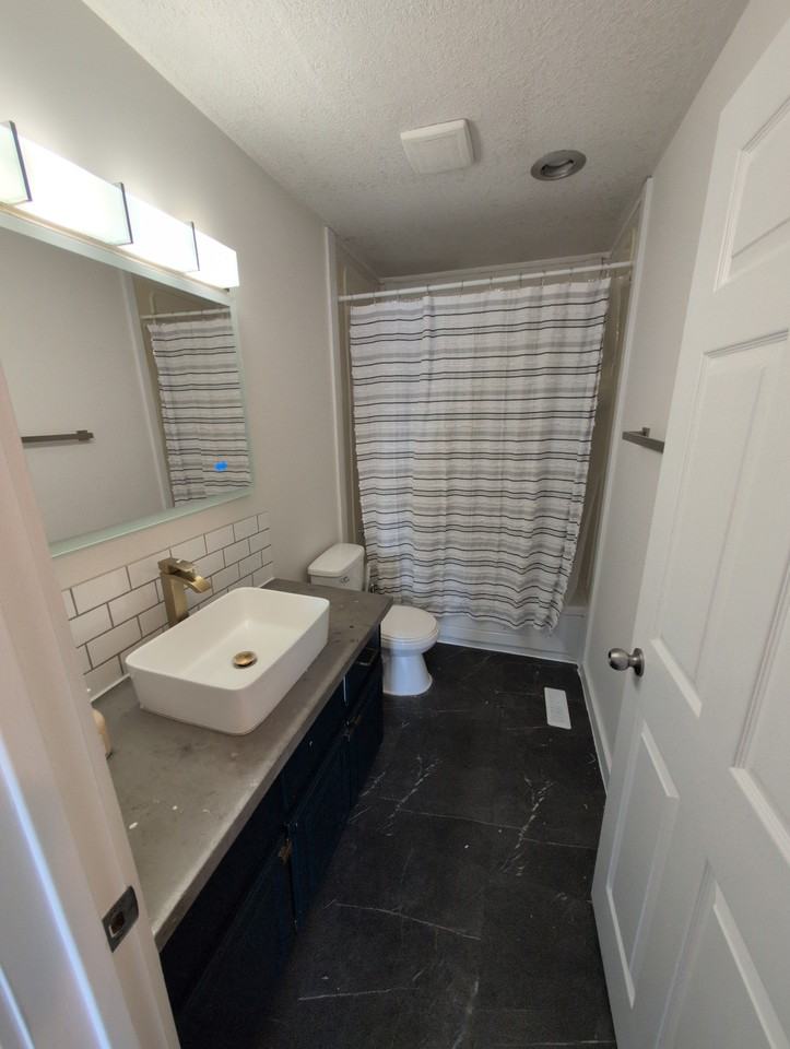 8307 98 Ave - Photo 5 of 10