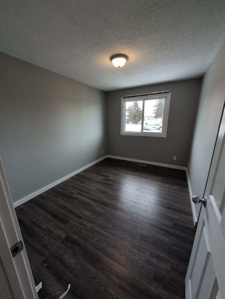 8307 98 Ave - Photo 6 of 10