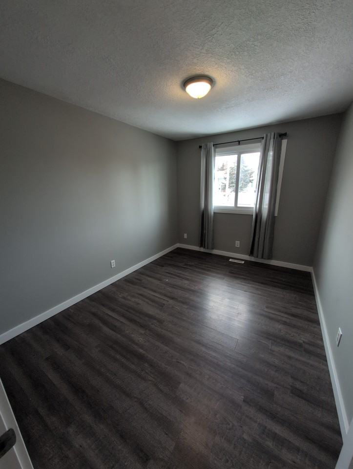 8307 98 Ave - Photo 7 of 10