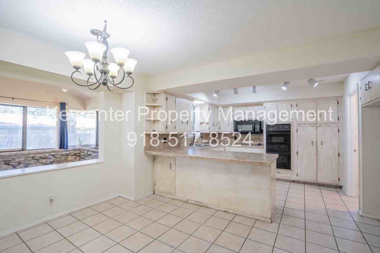 7337 7337 S 74th Ave E - Photo 7 of 24