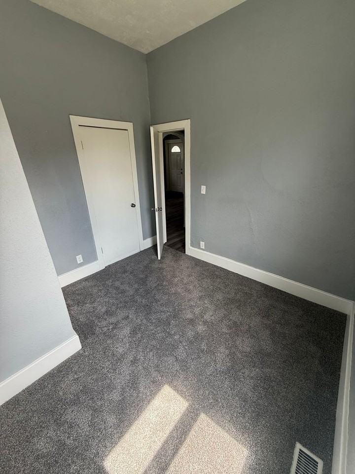 508 Howland Ave - Photo 4 of 8