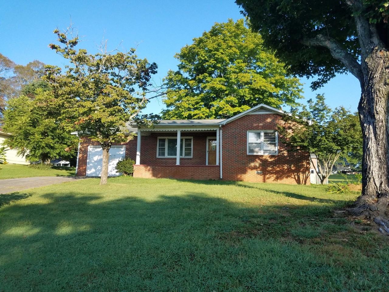 2805 Woodlawn Ave Nw - Photo 4 of 8