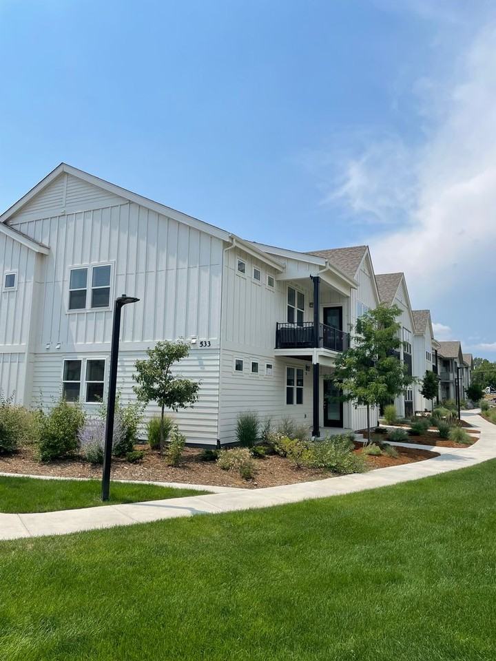 533 Vicot Way #B - Photo 2 of 22