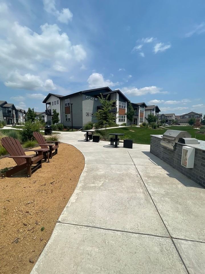 533 Vicot Way #B - Photo 4 of 22