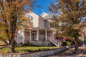 featured image of 621 E Lakeside Ave