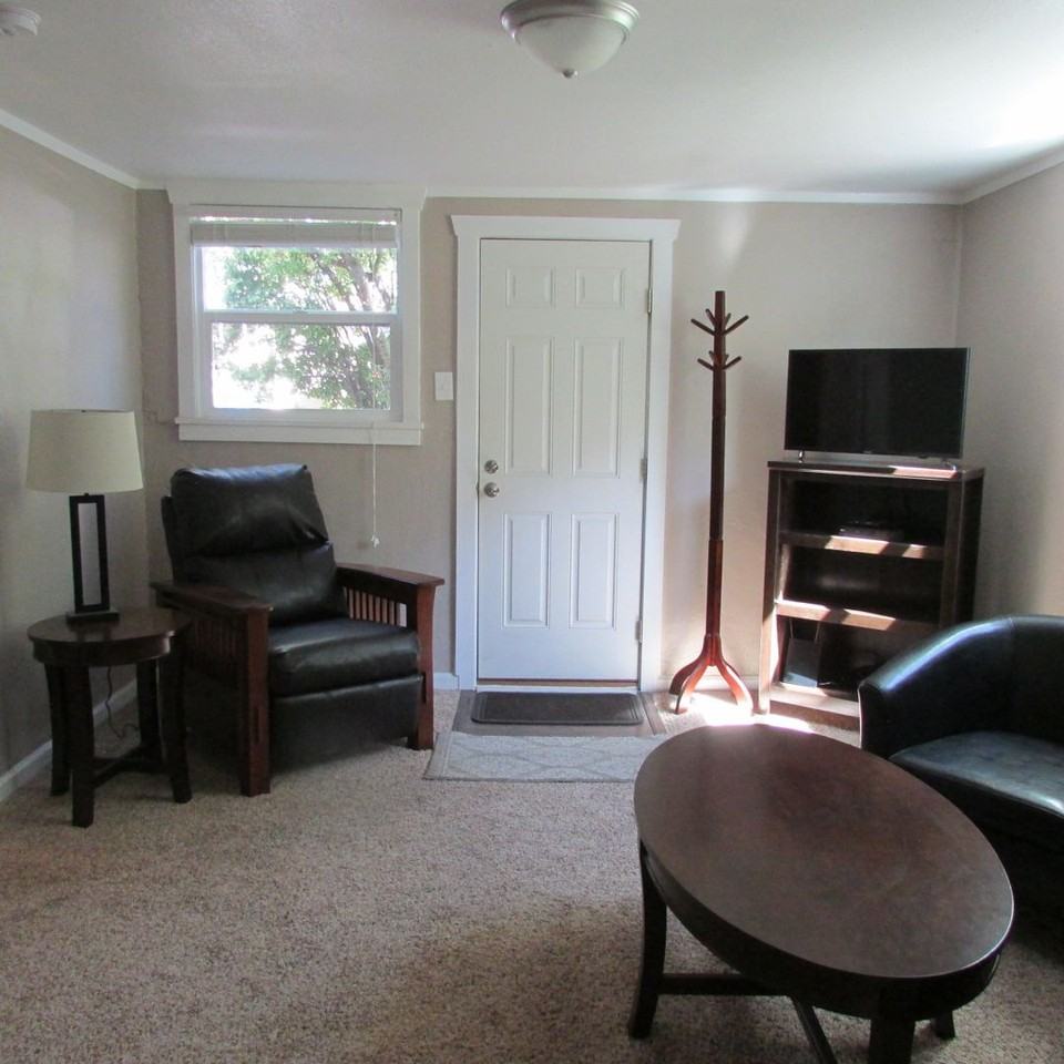 457 N Johnson Ave - Photo 4 of 16