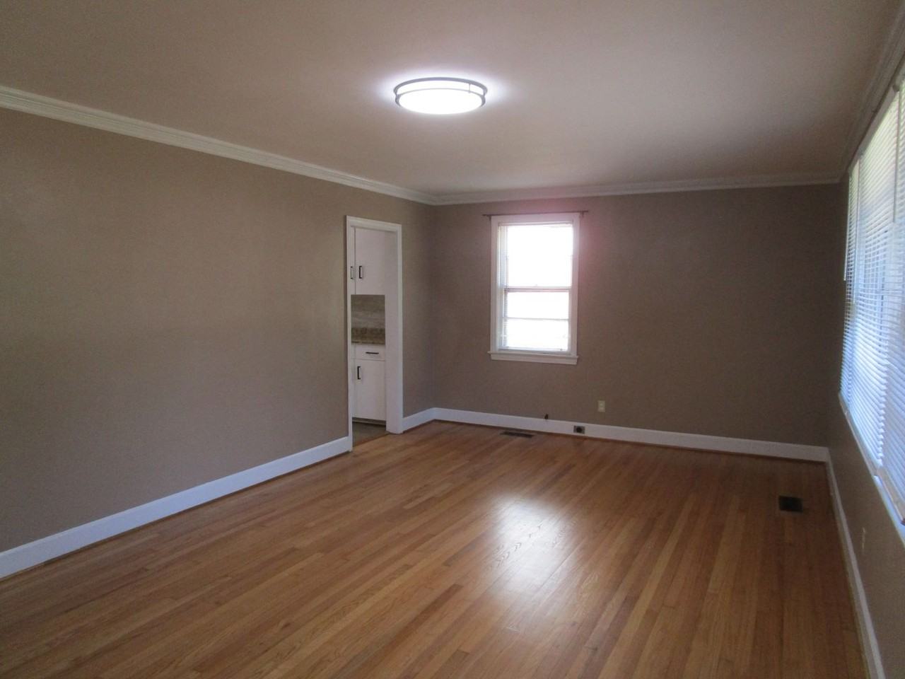 524 W Calhoun St - Photo 3 of 9