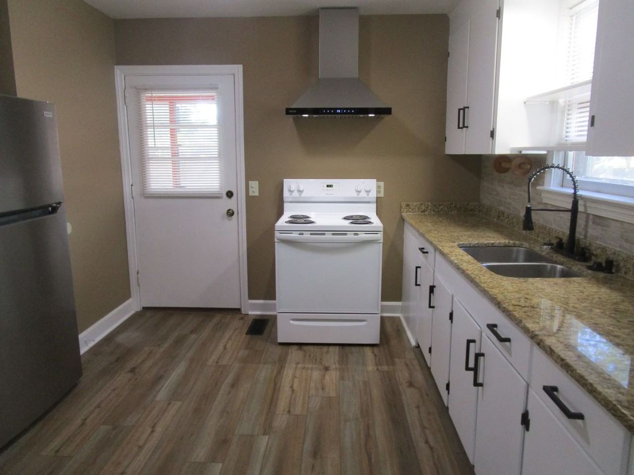 524 W Calhoun St - Photo 4 of 9