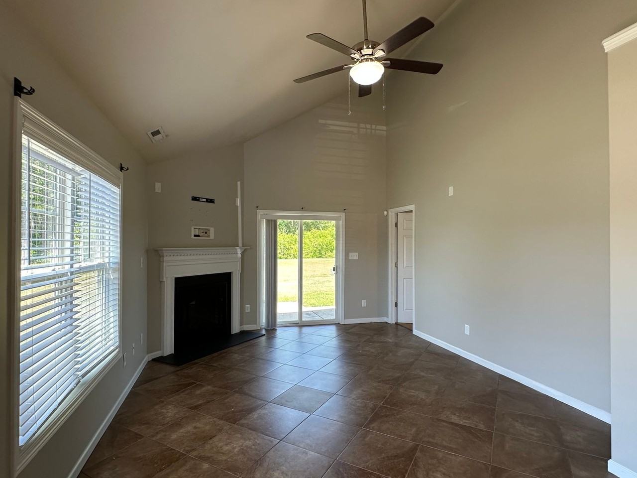 240 Collinwood Dr - Photo 2 of 23