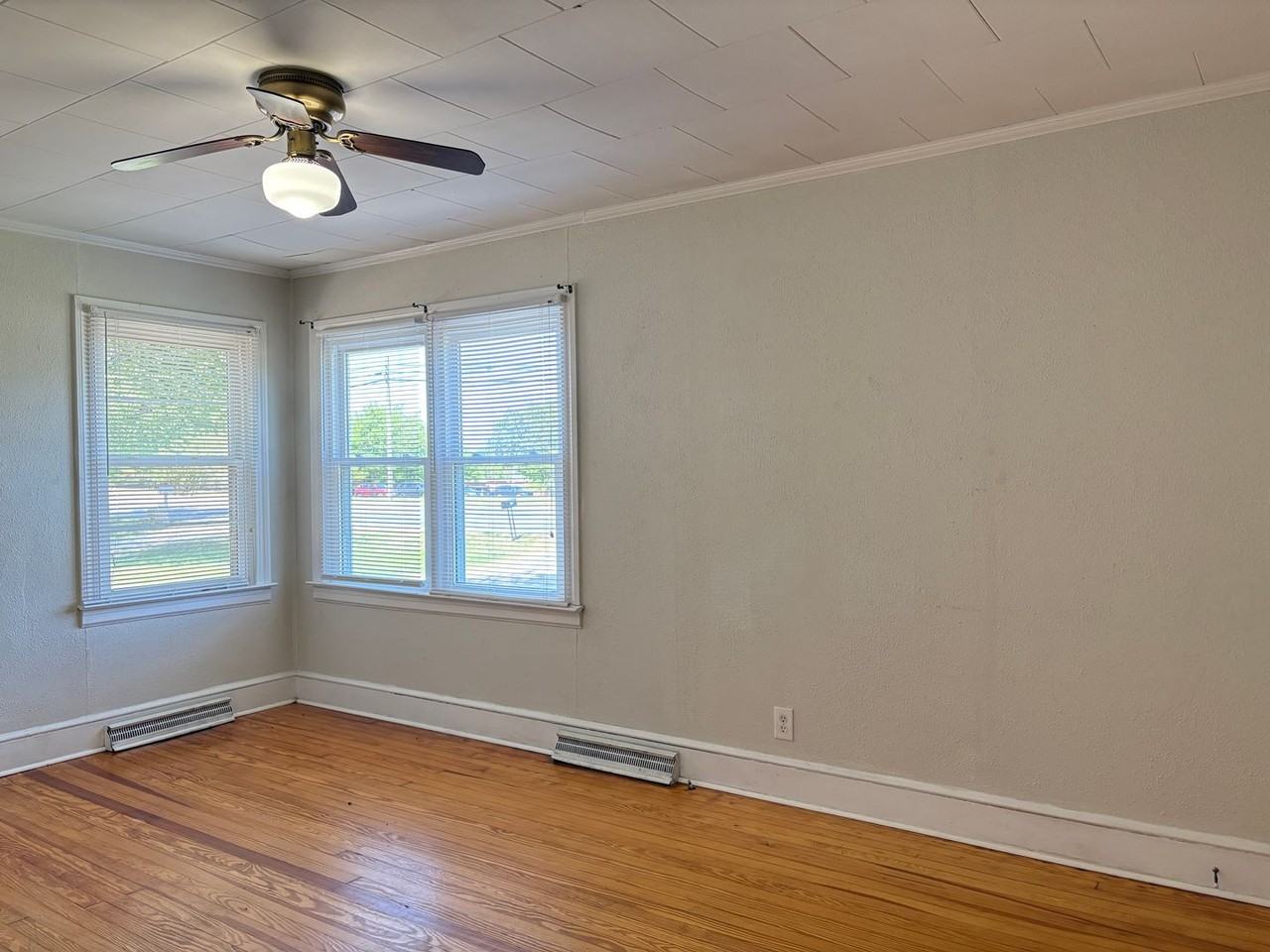 1122 E Fairfield Rd - Photo 4 of 14