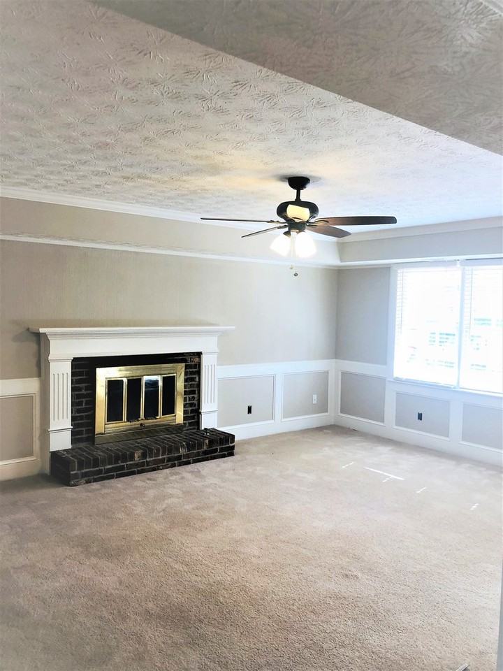 348 Freshman Dr - Photo 2 of 8