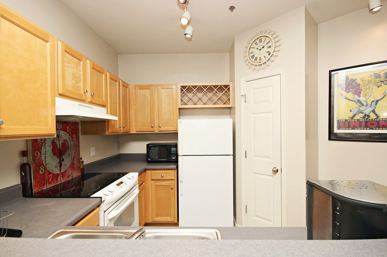 300 Riverbend Dr #4B - Photo 6 of 18