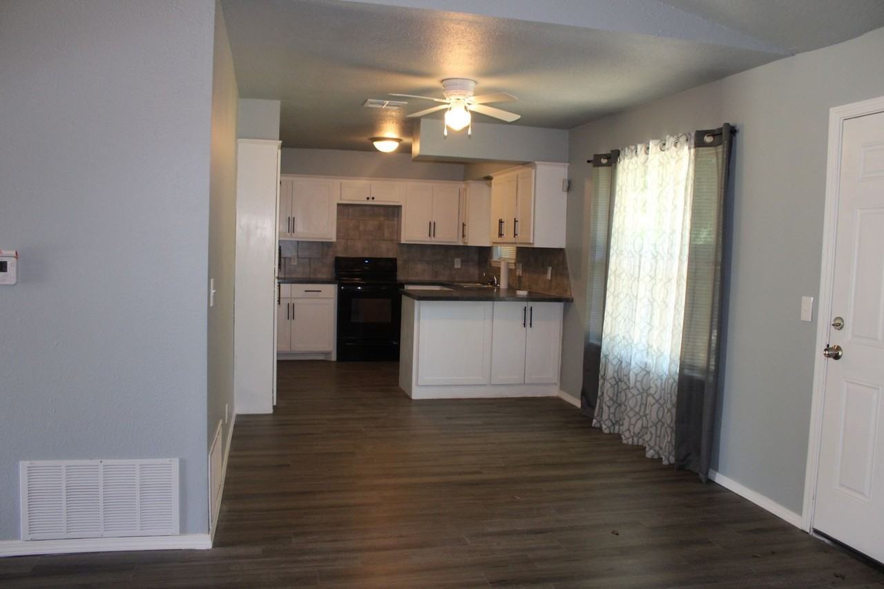 3121 Se 56th St - Photo 5 of 26