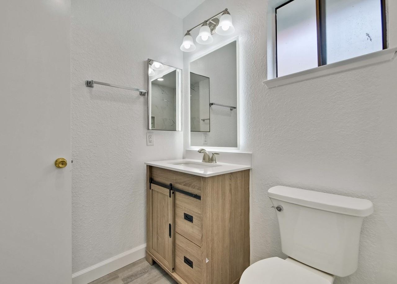 5698 Saxony Ct - Photo 5 of 36