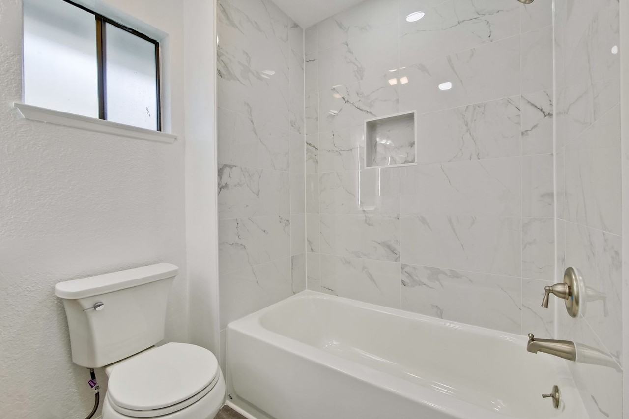 5698 Saxony Ct - Photo 6 of 36