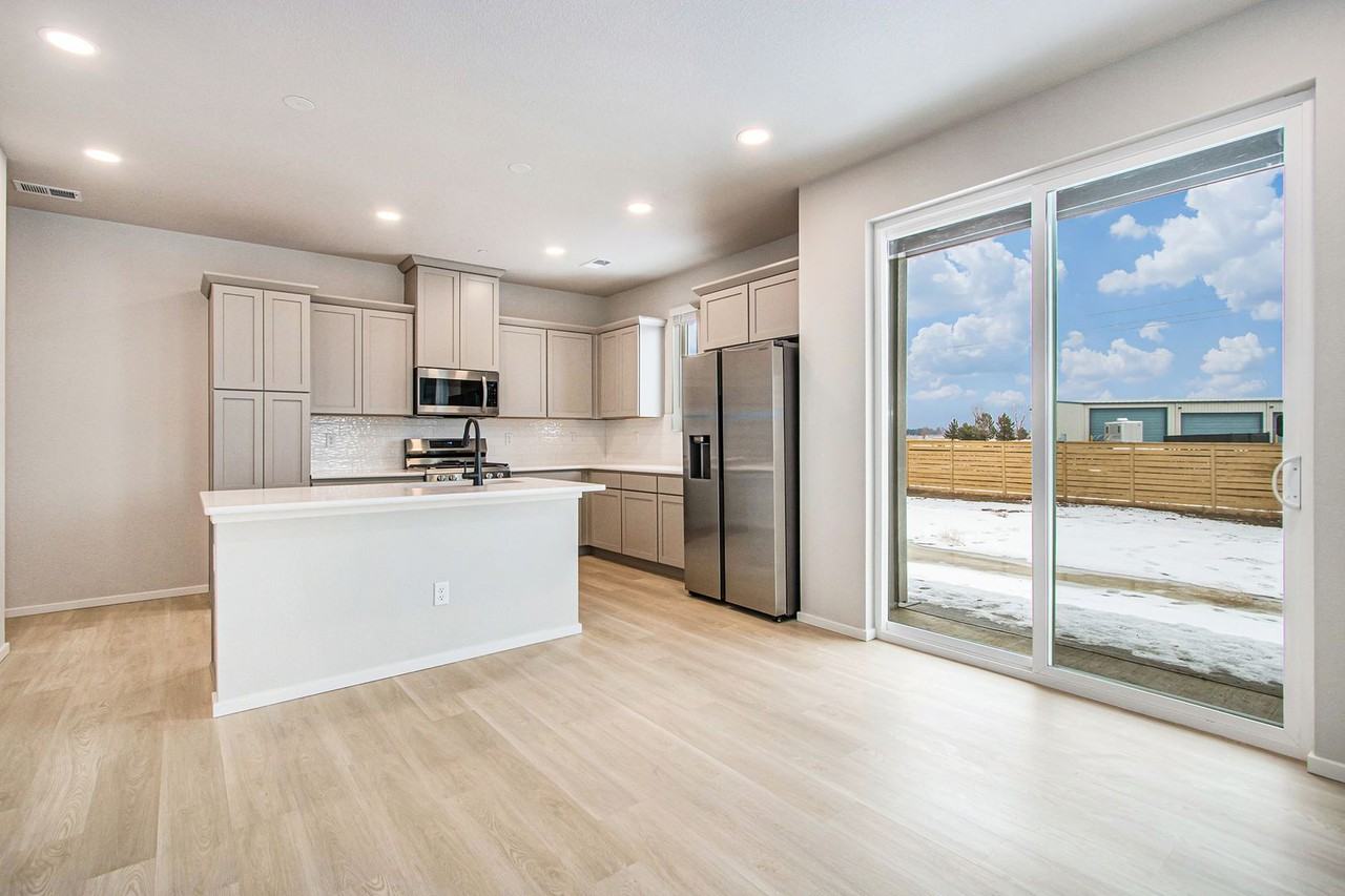 4860 Denys Dr - Photo 5 of 23